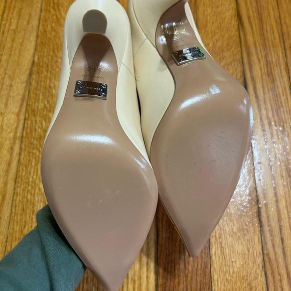 MICHAEL KORS  Made In Italy Beige Leather Silver Cap Pointed Toe Bumps Size 38 - Picture 6 of 9